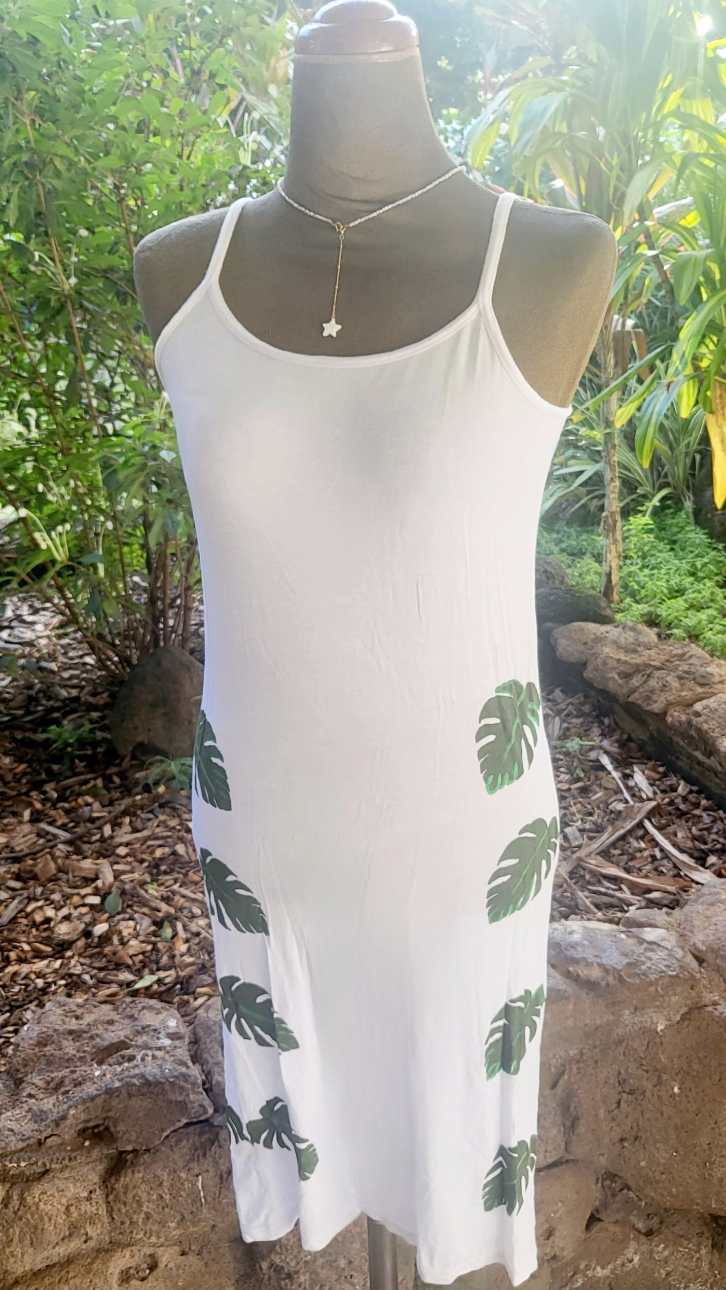 Figurbetontes Kleid mit Blumenmuster